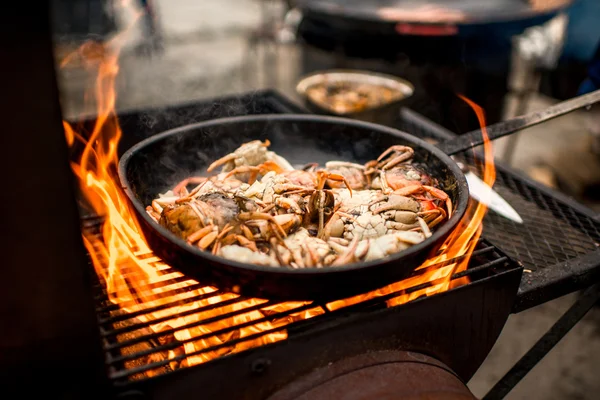 Préparation des fruits de mer sur le feu — Photo