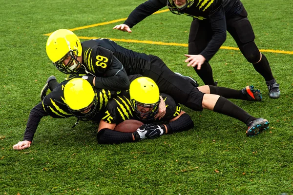 Homens jogando futebol americano — Fotografia de Stock