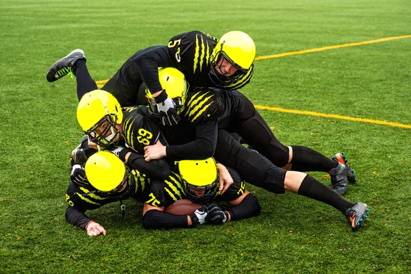 Männer spielen American Football — Stockfoto