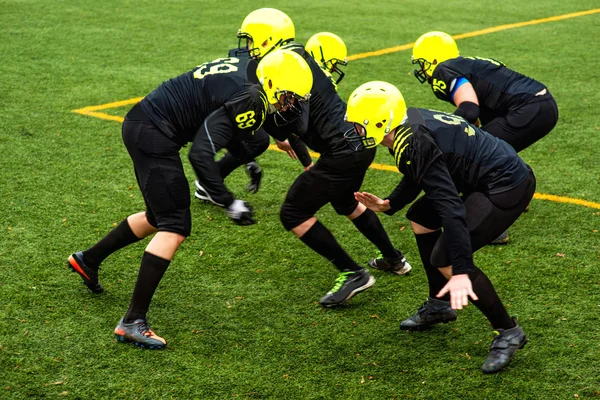 Hombres jugando fútbol americano — Foto de Stock