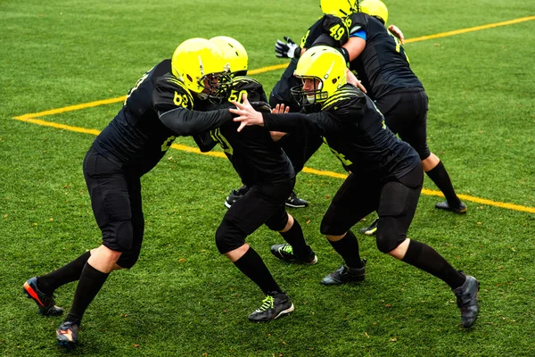 Män spelar amerikansk fotboll — Stockfoto