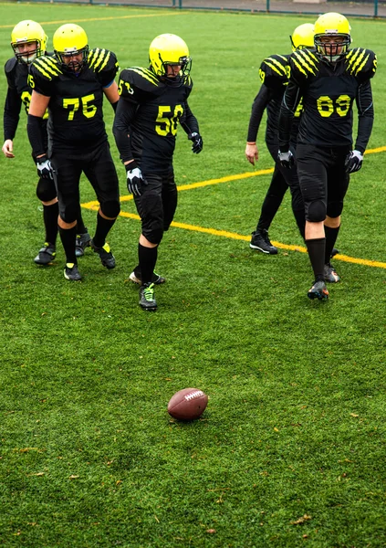 Män spelar amerikansk fotboll — Stockfoto