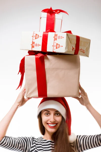 Ung kvinna med presenter på julafton — Stockfoto