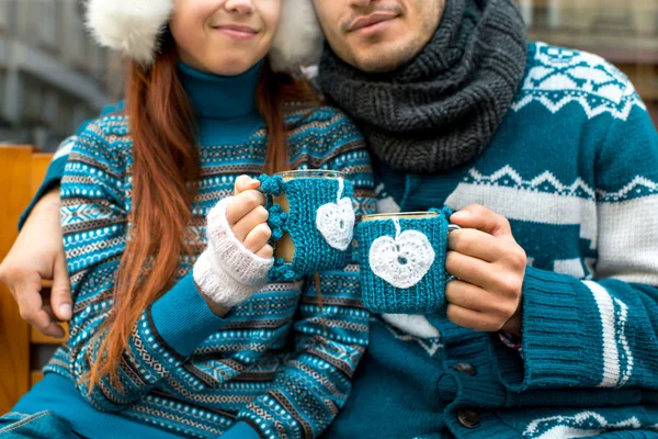 Paar mit Kaffeetassen im Winter — Stockfoto