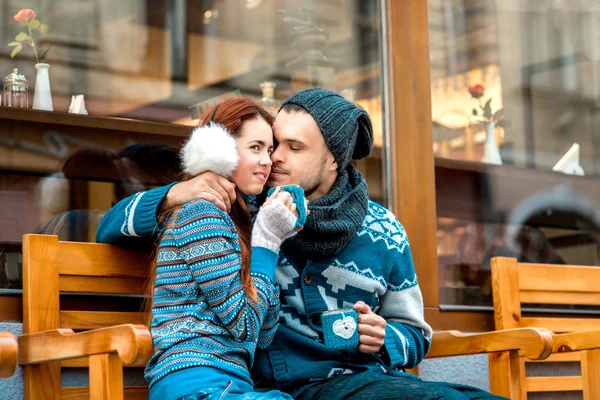Mladý pár s kávou v zimě venku — Stock fotografie