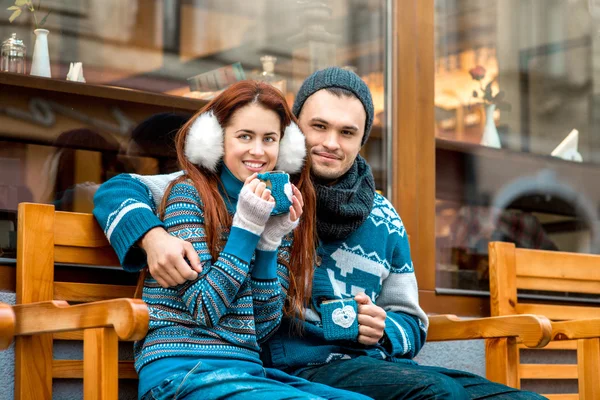 Молодая пара с кофе зимой на улице — стоковое фото