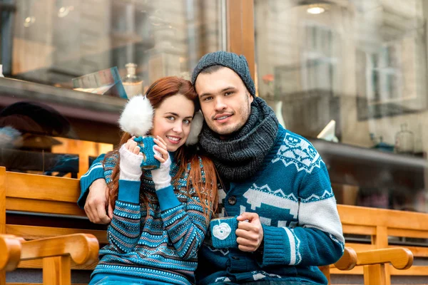 Junges Paar mit Kaffee im Winter draußen — Stockfoto