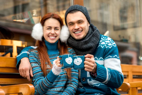 Junges Paar mit Kaffee im Winter draußen — Stockfoto