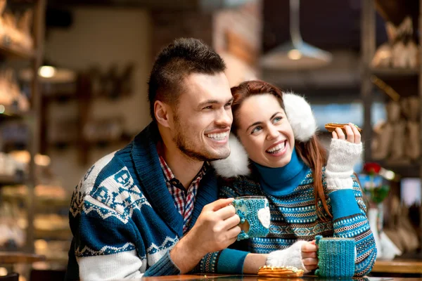 冬のカフェでコーヒーを飲みながら若い夫婦/カップルします。 — ストック写真