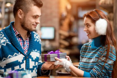 Adam kız kafede önerisi yapmasını