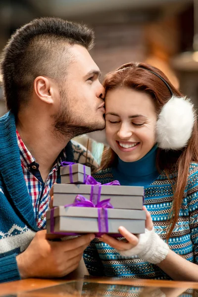 젊은 커플 겨울에 카페에 선물 상자와 함께 — 스톡 사진