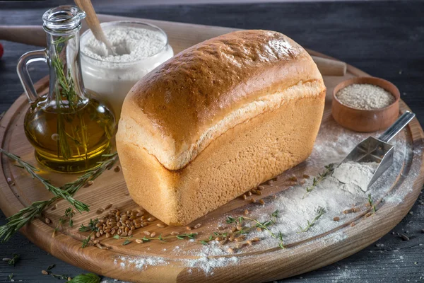 Valkoinen leipä leipää puulaudalla — kuvapankkivalokuva