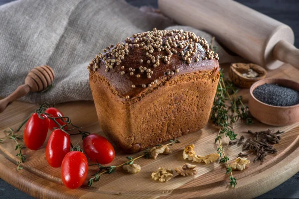 Borodino bread on wooden board — Stock Photo, Image