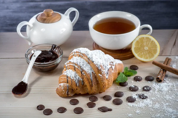 Croissant au chocolat et au thé — Photo