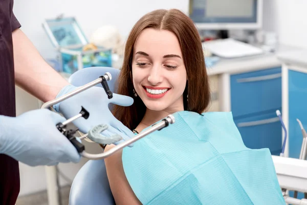 Mujer joven paciente que visita al dentista en el consultorio dental —  Fotos de Stock