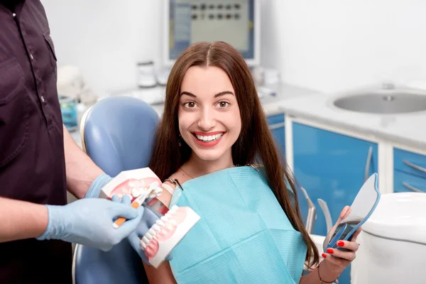 Młoda kobieta cierpliwy dentysta wizyty w gabinecie stomatologicznym — Zdjęcie stockowe