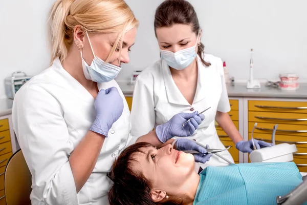 Mujer mayor en la operación dental . —  Fotos de Stock