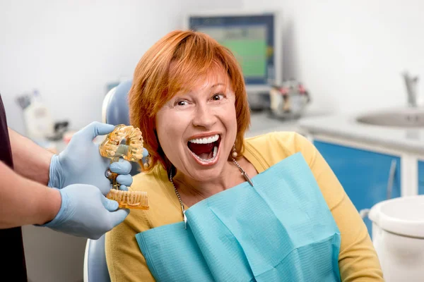 Старшая женщина в стоматологическом кабинете . — стоковое фото