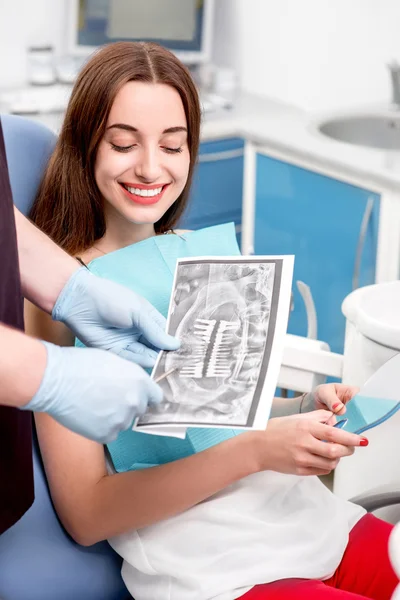 Jovem paciente visitando dentista no consultório odontológico — Fotografia de Stock