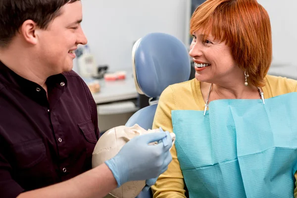 Tandläkare med patient i tandläkarmottagningen — Stockfoto