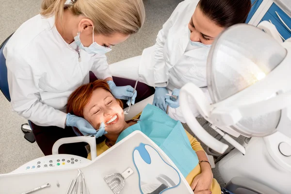 Mulher sênior na operação dentária . — Fotografia de Stock