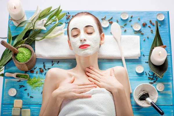 Kvinna med spa mask — Stockfoto