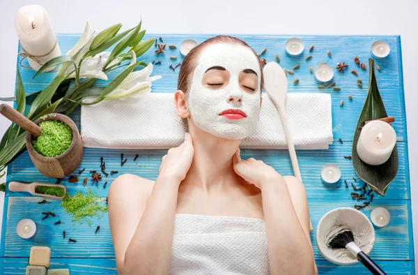 Kvinna med spa mask — Stockfoto