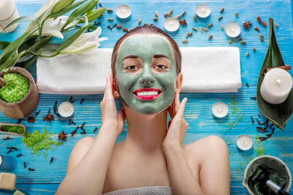 Kvinna med spa mask — Stockfoto