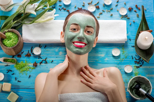 Kvinna med spa mask — Stockfoto