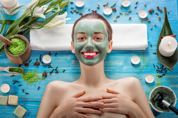 Kvinna med spa mask — Stockfoto