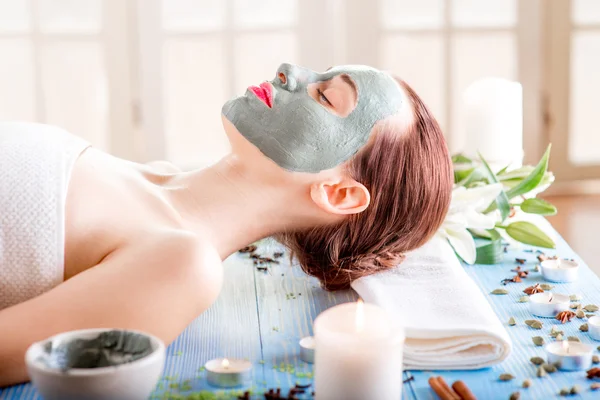 Donna con maschera spa — Foto Stock