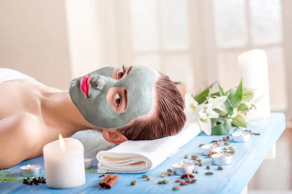 Donna con maschera spa — Foto Stock