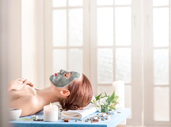 Kvinna med spa mask — Stockfoto