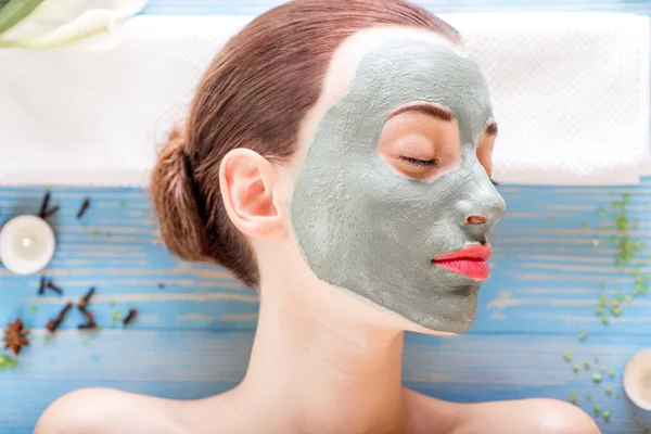 Kvinna med spa mask — Stockfoto