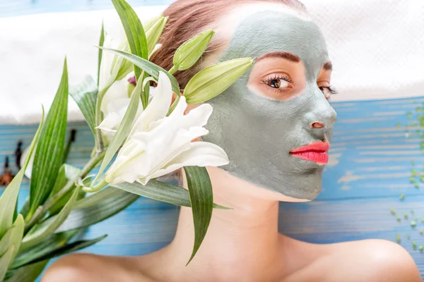 Donna con maschera spa — Foto Stock