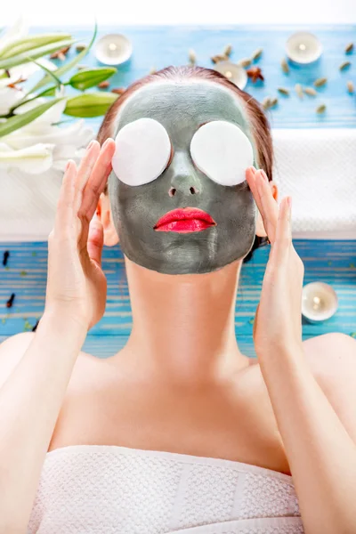 Mulher com máscara de spa — Fotografia de Stock