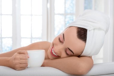 Kaplıca salonundaki kadın.