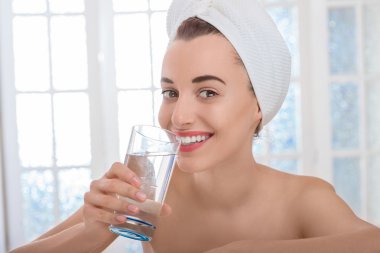 Kaplıca salonundaki kadın.