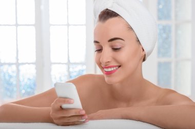 Telefon banyo veya spa salonda bir kadın