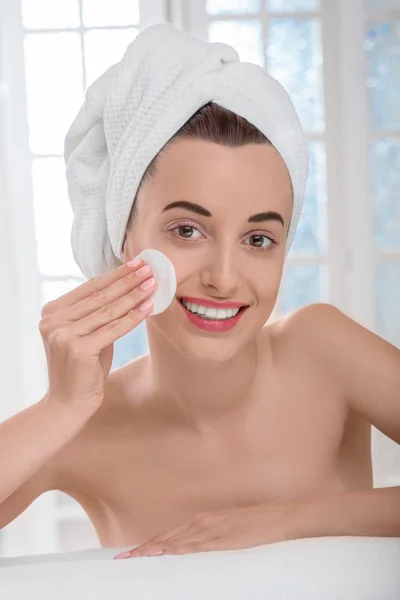 Vrouw in spa salon — Stockfoto