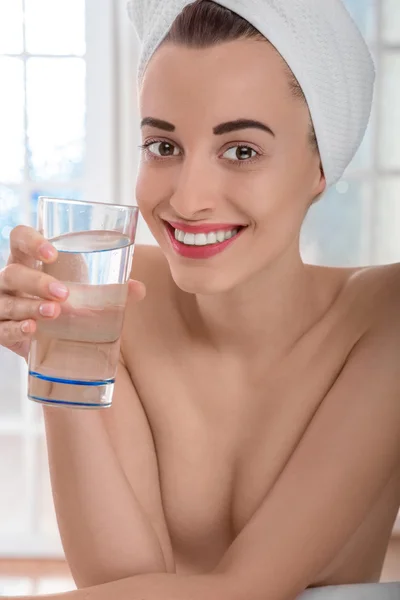 Femme dans le salon de spa — Photo