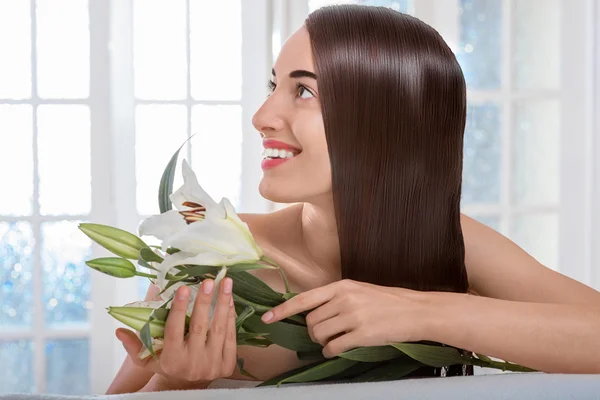 Retrato de mujer con hermoso cabello en el salón de spa —  Fotos de Stock