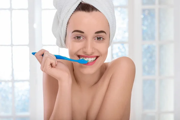 Frau beim Zähneputzen — Stockfoto