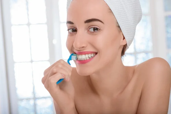 Woman brushing teeth — Stock Photo, Image