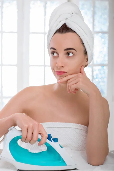 Vrouw strijken kleding — Stockfoto