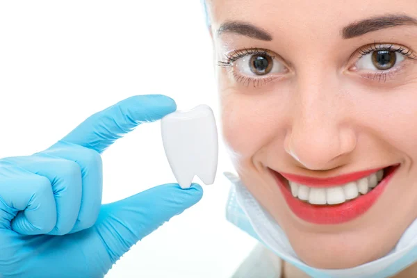 Retrato de dentista com dente sobre fundo branco — Fotografia de Stock