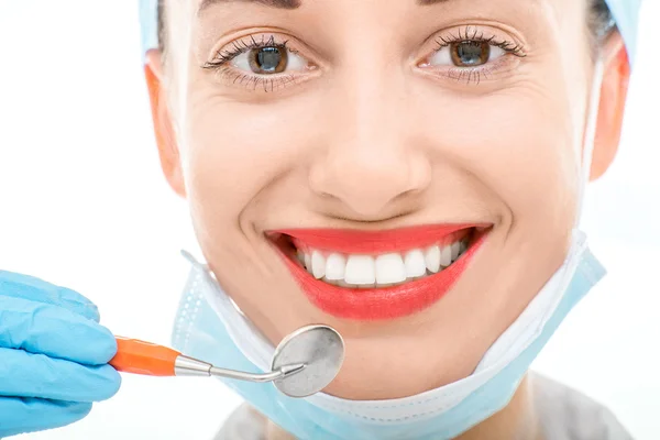 Nő a fehér háttér fogorvosi tükörrel — Stock Fotó