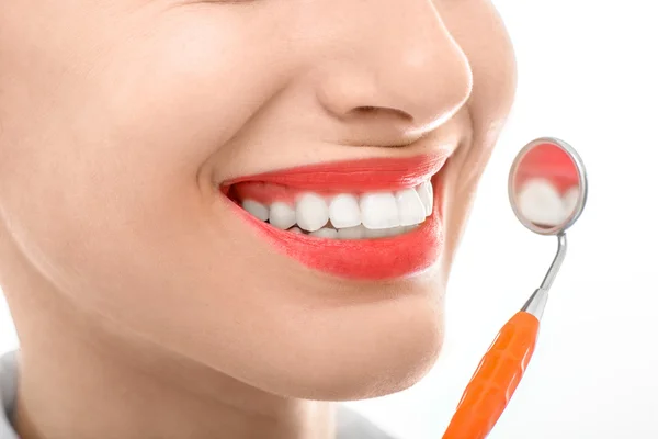 Kobieta z lustra stomatologiczne na białym tle — Zdjęcie stockowe