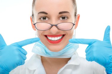 Beyaz arka plan üzerinde doktor genç kadın portresi