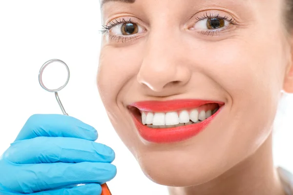 Mulher com espelho dental no fundo branco — Fotografia de Stock